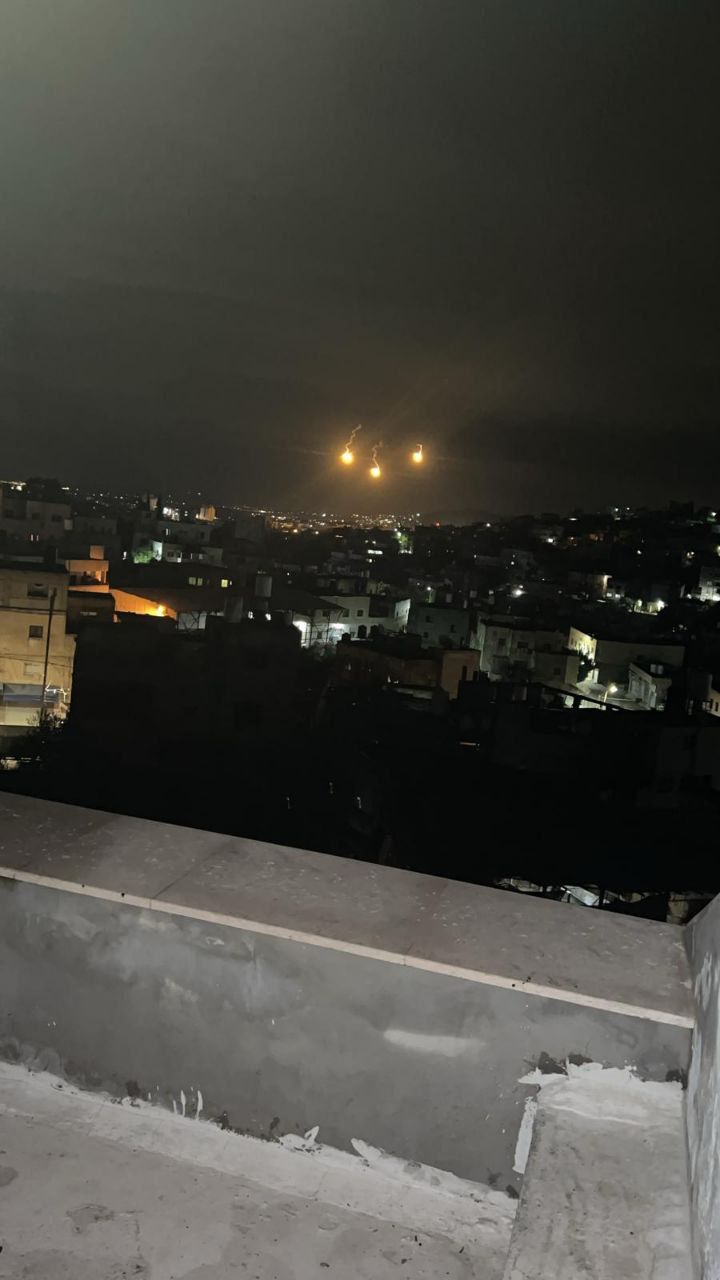 قوات الاحتلال تطلق قنابل مضيئة في سماء مخيم جنين